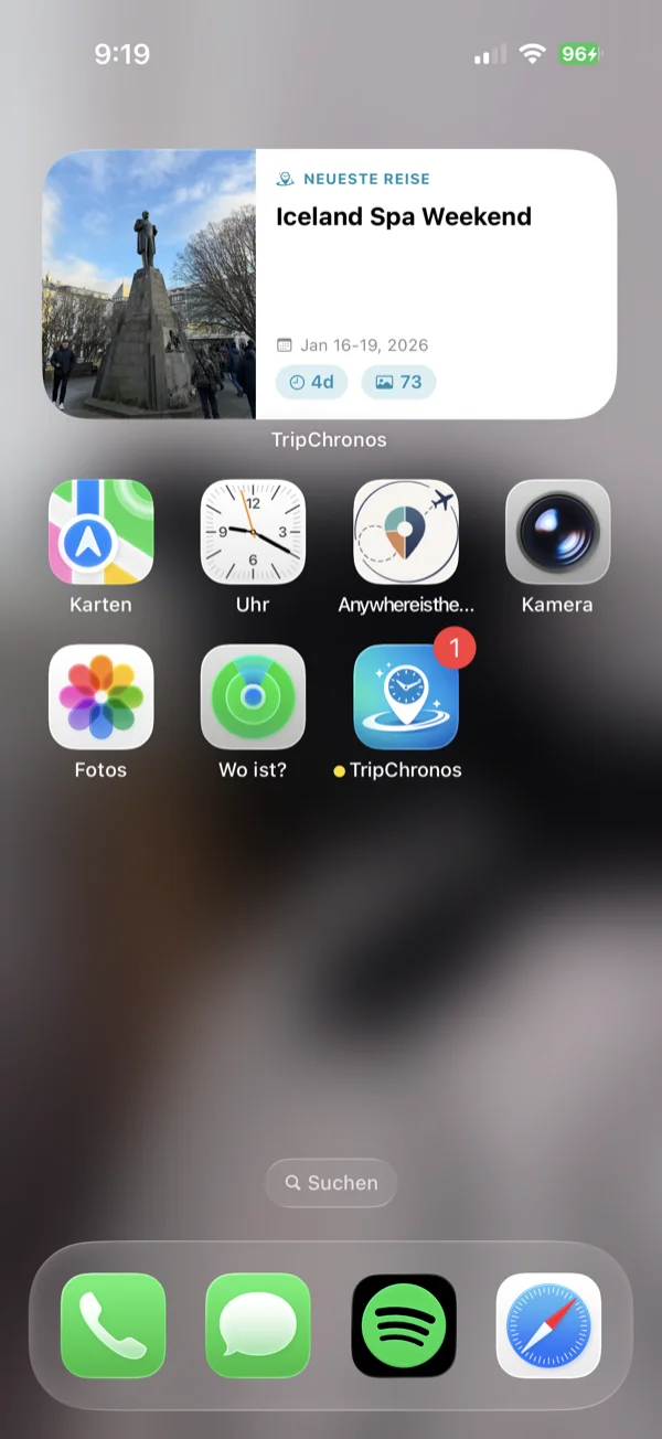 Das mittlere Widget „Letzte Reise“ wird auf dem iPhone Startbildschirm angezeigt