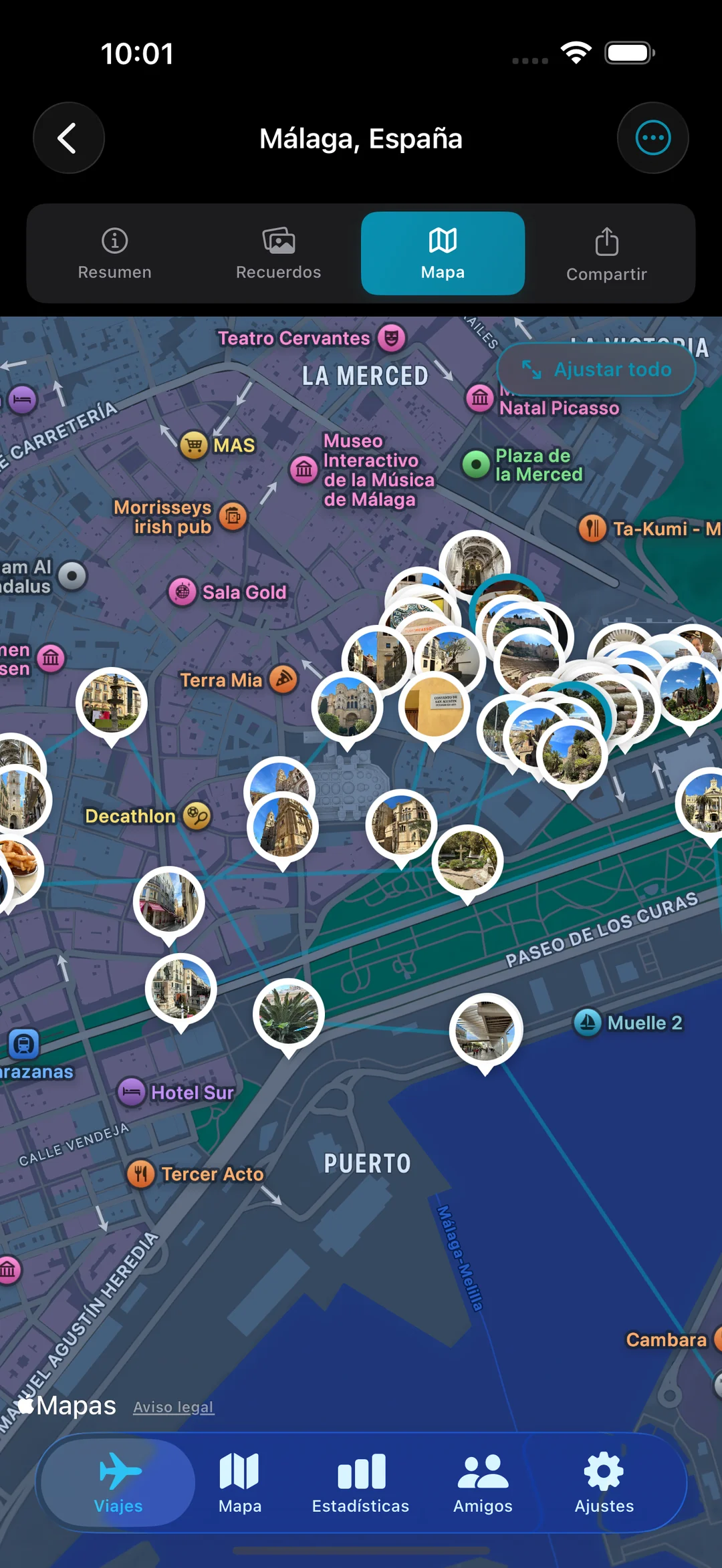 Mapa de viaje de Málaga con pines de recuerdo fotográfico agrupados a lo largo de las calles por las que caminaste