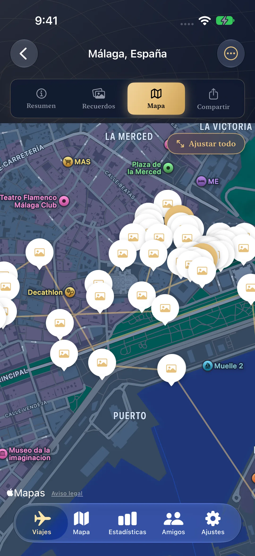 Mapa de viaje de Málaga con pines de recuerdo fotográfico agrupados a lo largo de las calles por las que caminaste