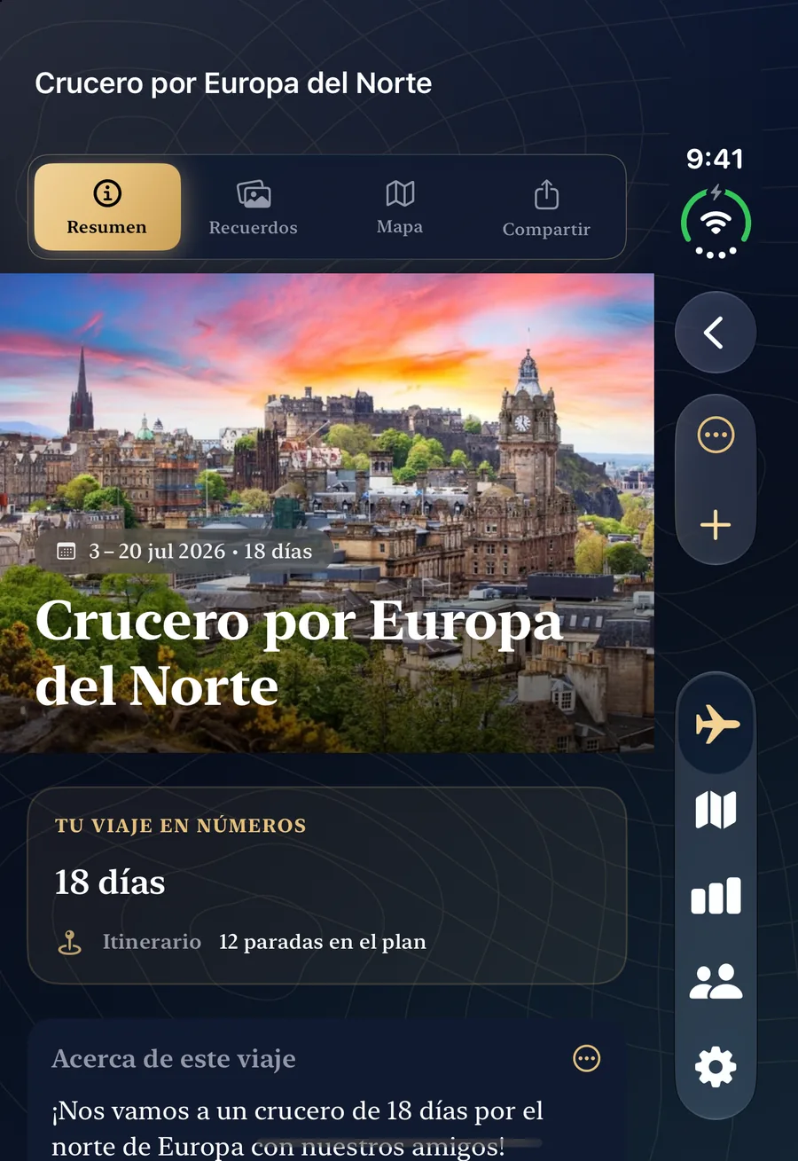 TripChronos en un iPhone Duo cerrado, con el resumen de un viaje en la pantalla exterior