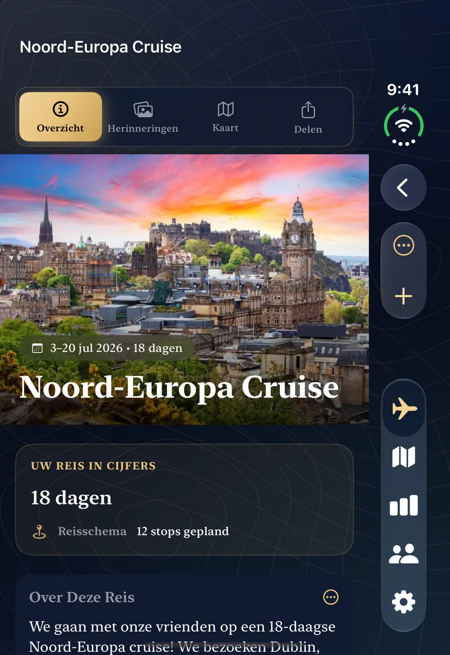 TripChronos op een dichtgeklapte iPhone Duo, met een reisoverzicht op het buitenscherm