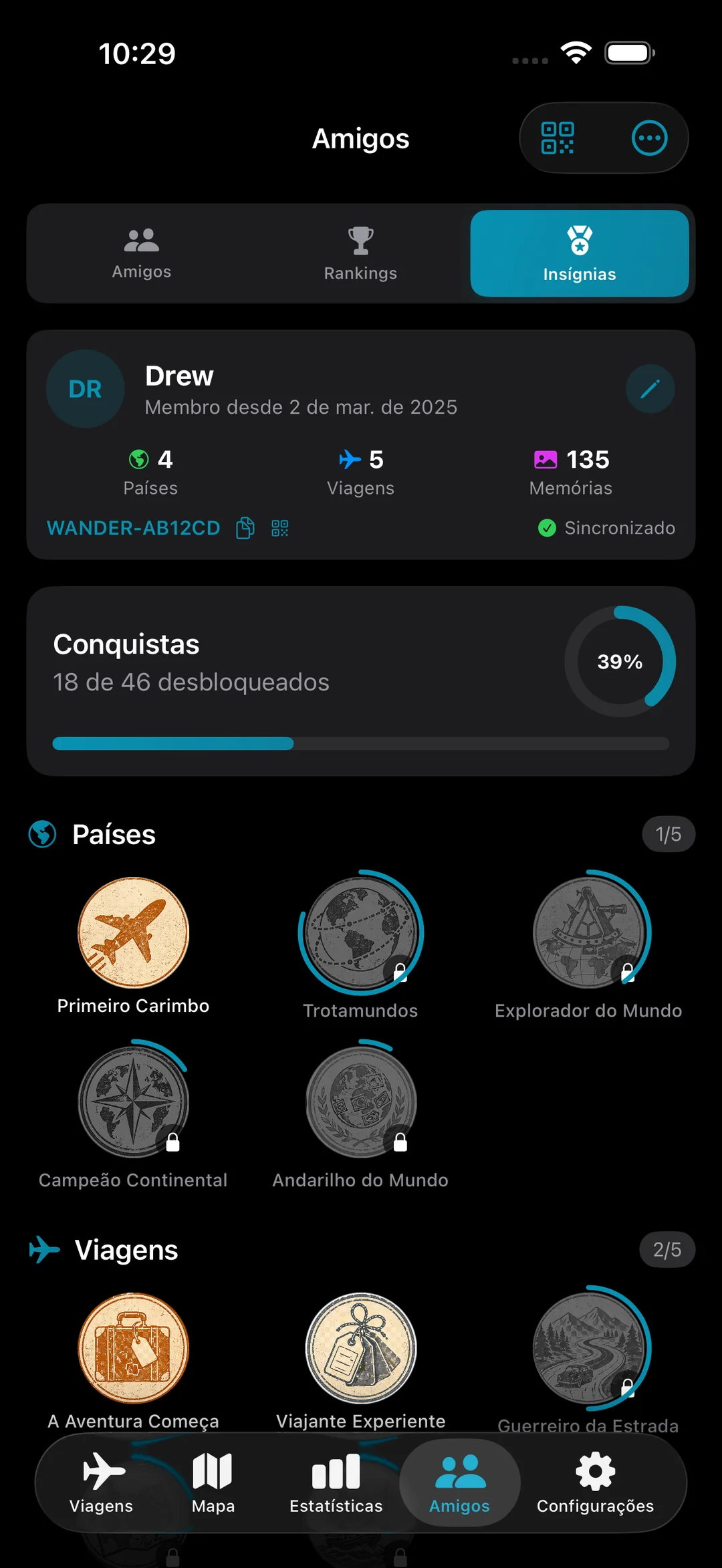 Parede de emblemas de conquistas com 18 de 46 desbloqueadas, mostrando progressões de níveis de países e viagens