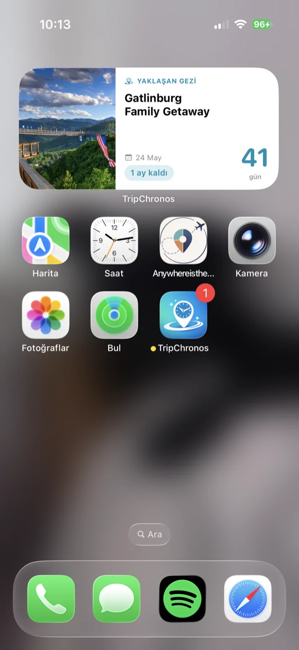 iPhone ana ekranında gösterilen Yolculuk Geri Sayımı orta widget'ı