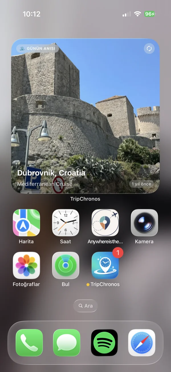 iPhone ana ekranında gösterilen Günün Anısı büyük widget'ı