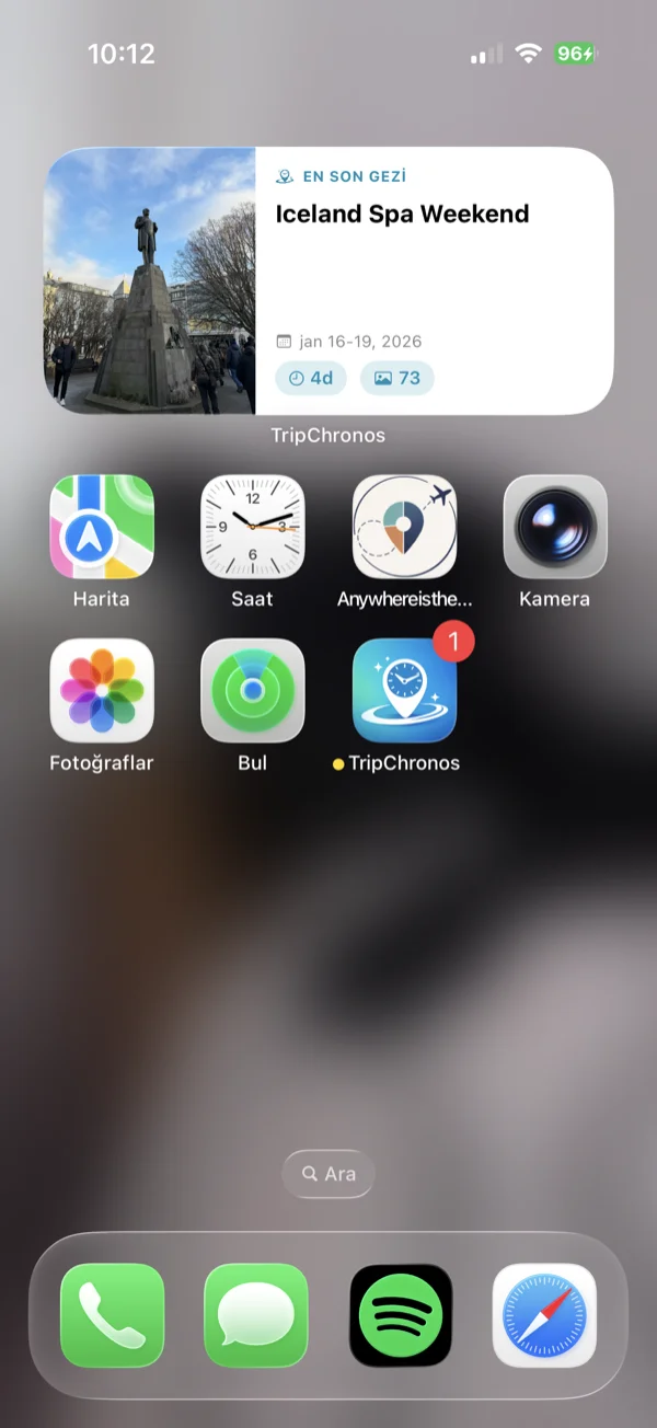 iPhone ana ekranında gösterilen Son Yolculuk orta widget'ı