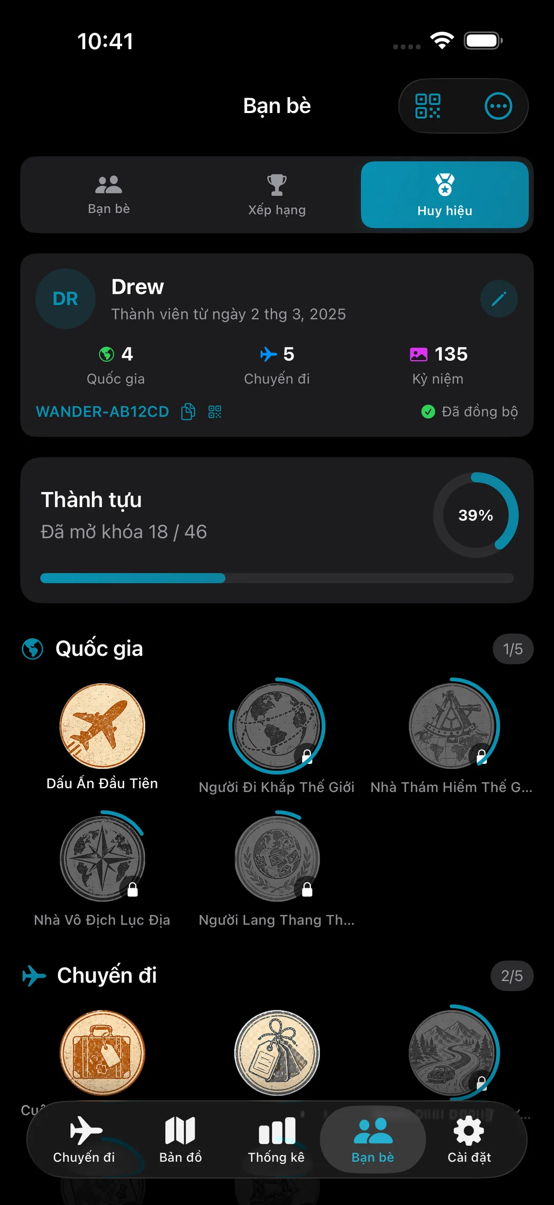 Tường huy hiệu Thành tích với 18 trên 46 huy hiệu được mở khóa, hiển thị tiến trình cấp Quốc gia và Chuyến đi
