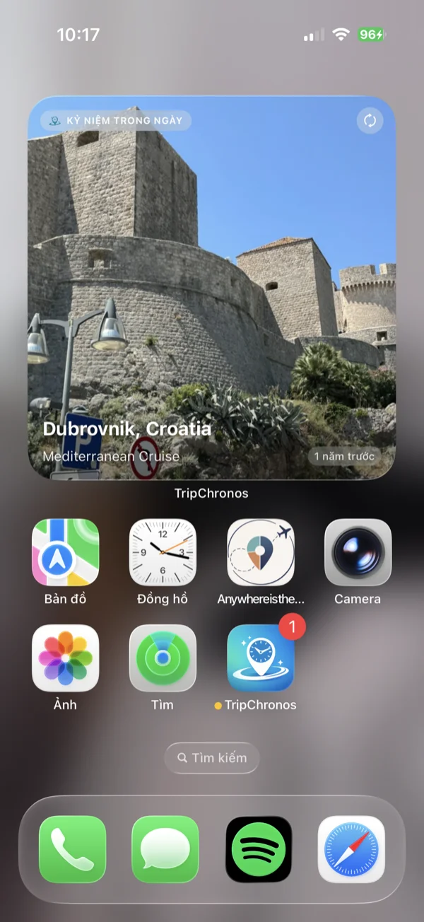 Tiện ích lớn Kỷ niệm trong ngày được hiển thị trên màn hình chính iPhone